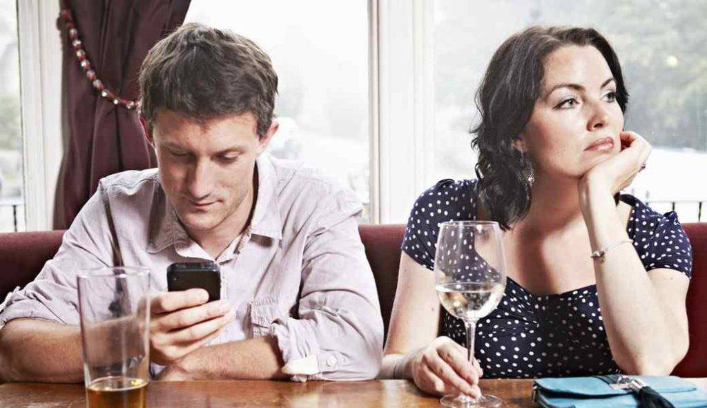 unsociable-media-man-ignoring-woman