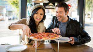 woman having pizza on her first date