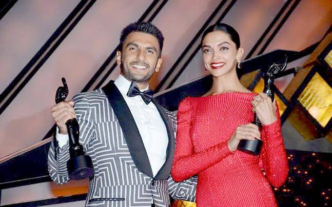 ranveer and deepika with award