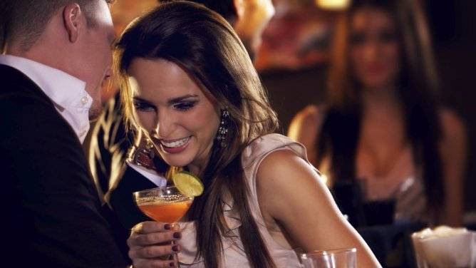 try to jealous ex on date
