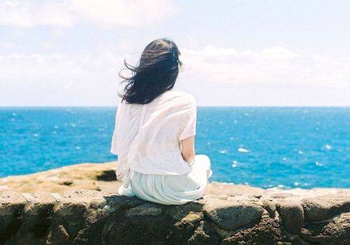 woman-looking-at-the-sea