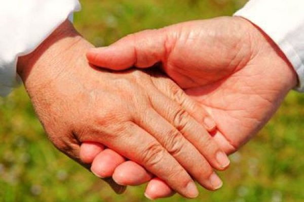 -couple-holding-hands