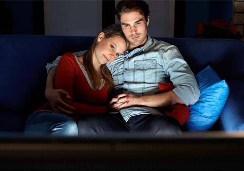couple watching netflix