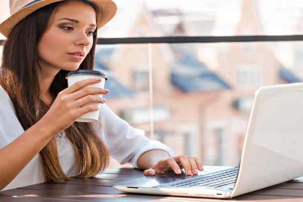 Lady-drinking-Coffee-on-Computer