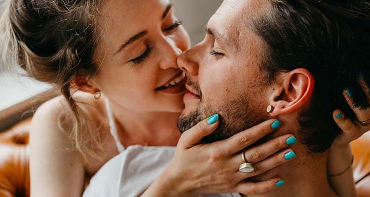 How to Kiss a Guy Well: 21 Secrets to Arouse Him with Your First Kiss