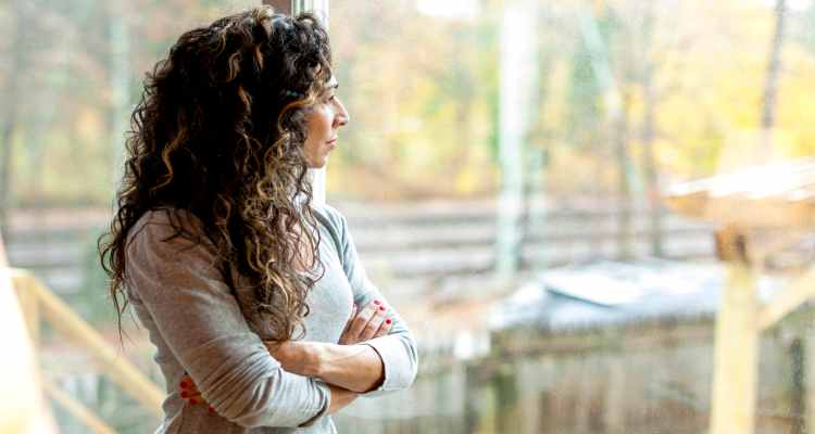 MATURE-WOMAN-LOOKING-OUT-WINDOW