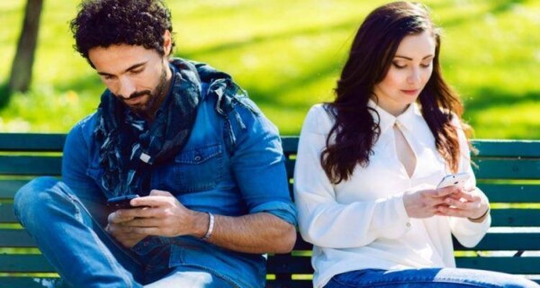 couple using smartphone