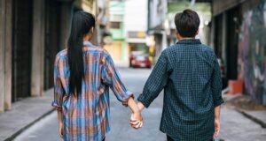/6-romantic-things-every-couple-can-do-in-a-public-place