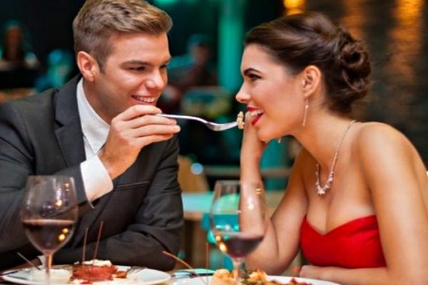 Couple-enjoying-a-romantic-dinner