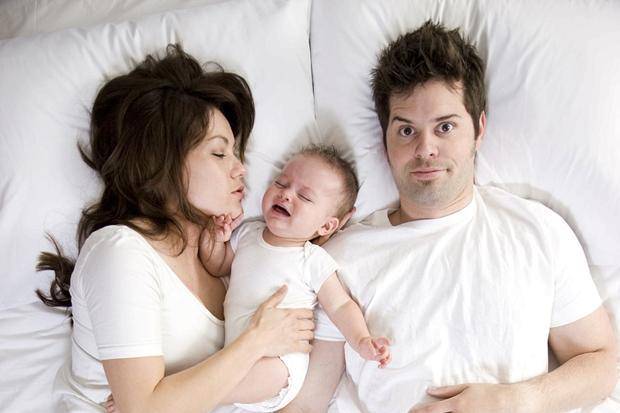 baby in between parents