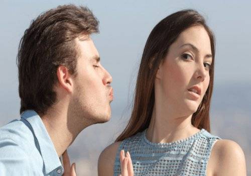 man tried to distract woman