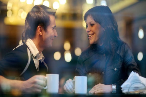 Couple-talking-over-coffee