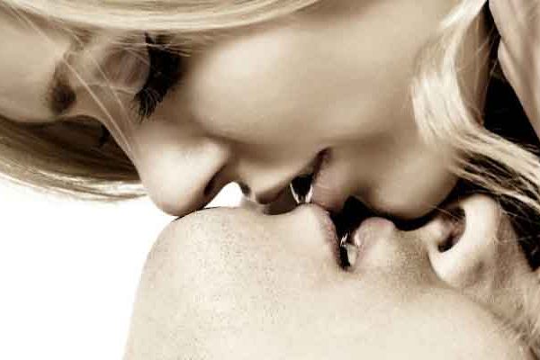 Couples kissing each other