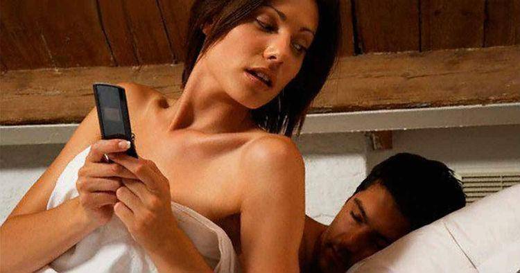22 Cheating Girlfriend Signs   Watch Out For Them Closely  - 31