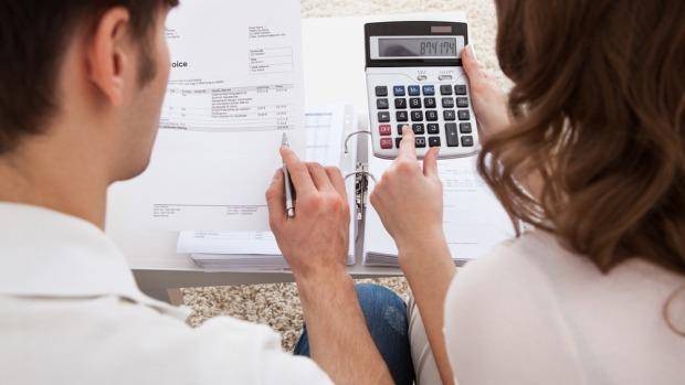 couple managing expenses