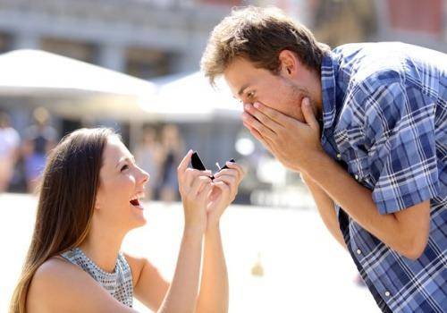 girl proposing to boy