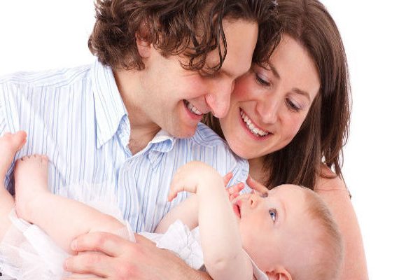 parents-with-baby