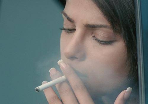 priyanka chopra fumando
