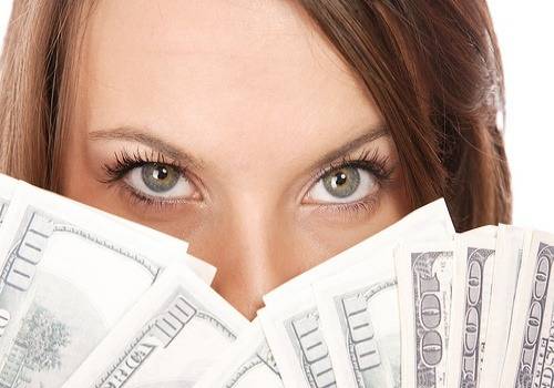 woman making money