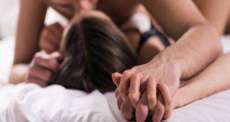 posición sexual fácil: pareja en posición de misionero