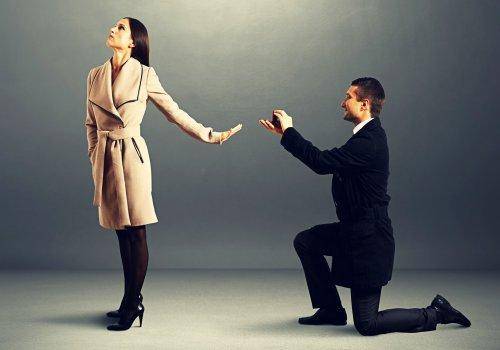 Man propose woman