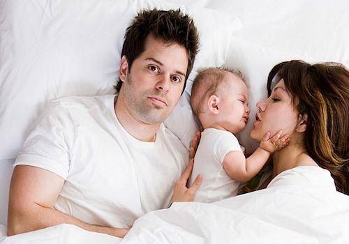 Parents-sleeping-with-baby