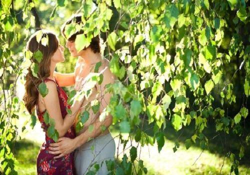 couple-in-garden