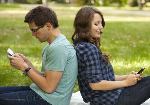 couple-texting