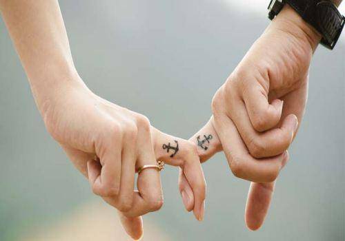 couple-together-holding-fingers