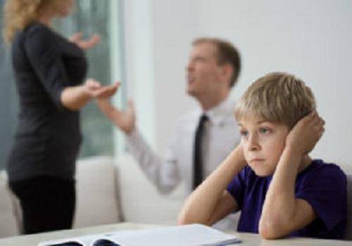 couple_fighting_infront_of_child