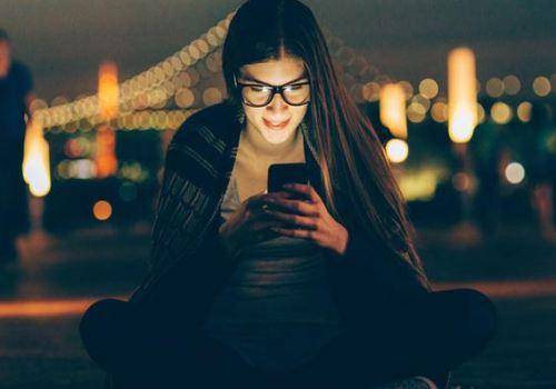 girl-laughing-seeing-phone