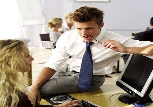 guy-flirting-at-work