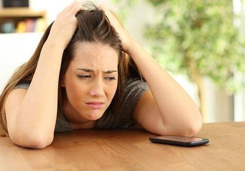 sad-lady-seeing-her-phone
