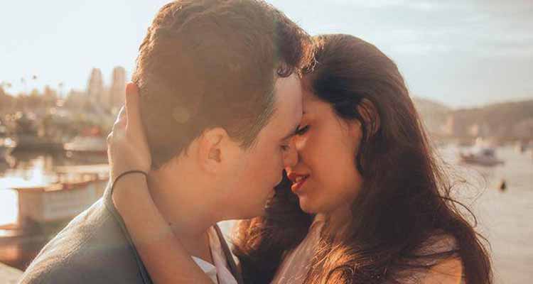 12 Unmistakable Signs A Girl is Ready To Be Kissed picture