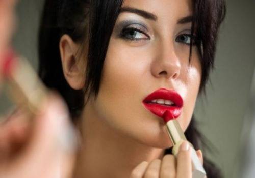 woman doing makeup