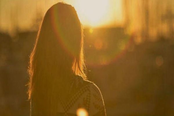 woman-seeing-sunset