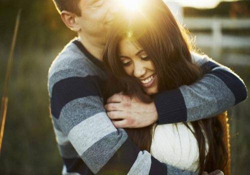 couple-hug