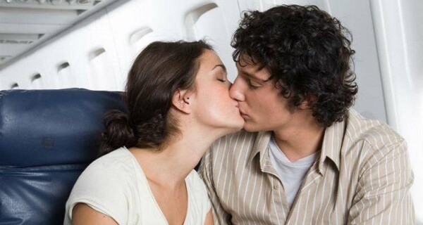 couple-kissing-in-airplane