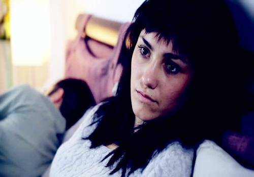 sad-lady-in-bed-thinking