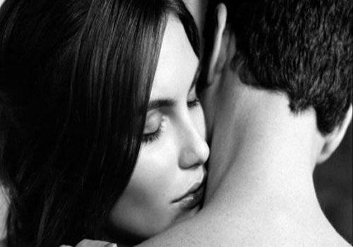 woman-smelling-man