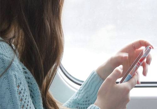 women-chatting-on-phone