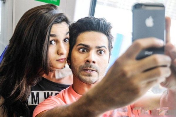 alia and varun dhawan. Couple poses for the best selfies