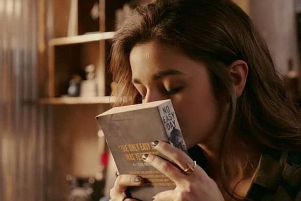 alia bhatt with book