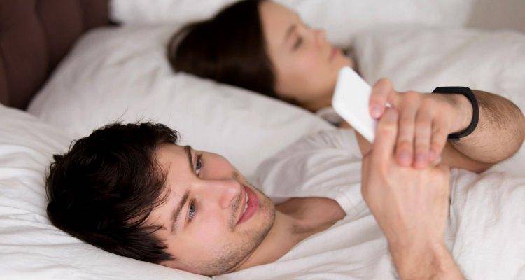 man-typing-message-on-phone