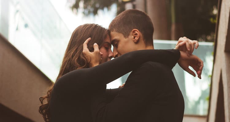 लोग चुंबन के दौरान तनाव या असहज महसूस करते हैं