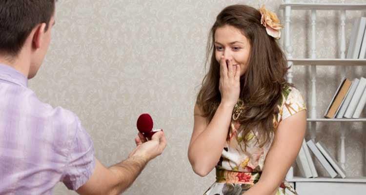 Man proposing a girl