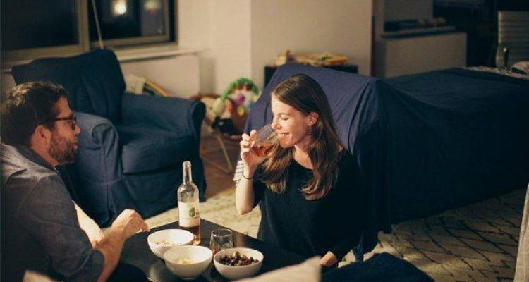 couple drinking wine