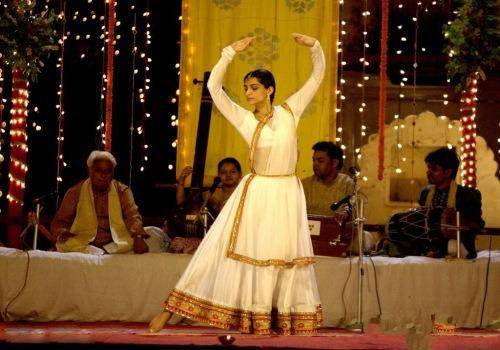 sonam doing kathhak in raanjhanaa