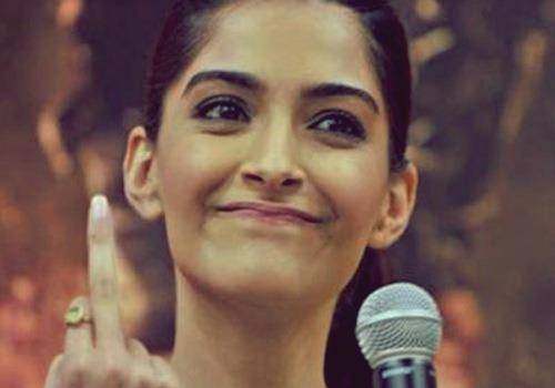 sonam kapoor showing middle finger