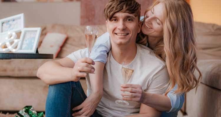 dấu hiệu cô ấy đang phát triển tình cảm